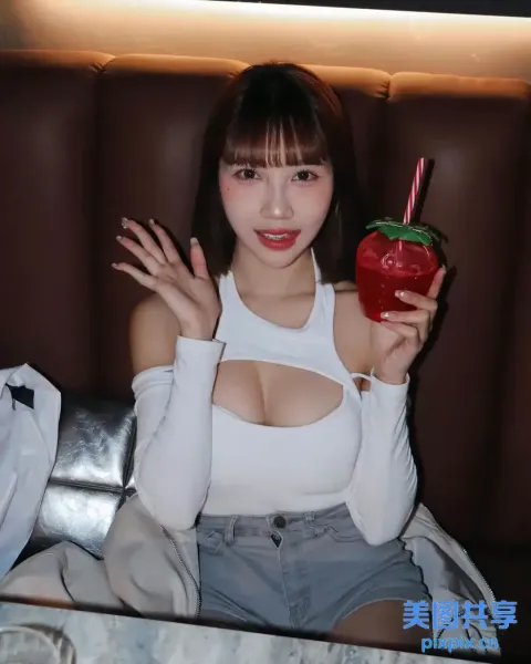 Araffe 亚洲女性 白上衣 手里拿着草莓饮料