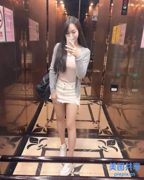有个女人在电梯里自拍
