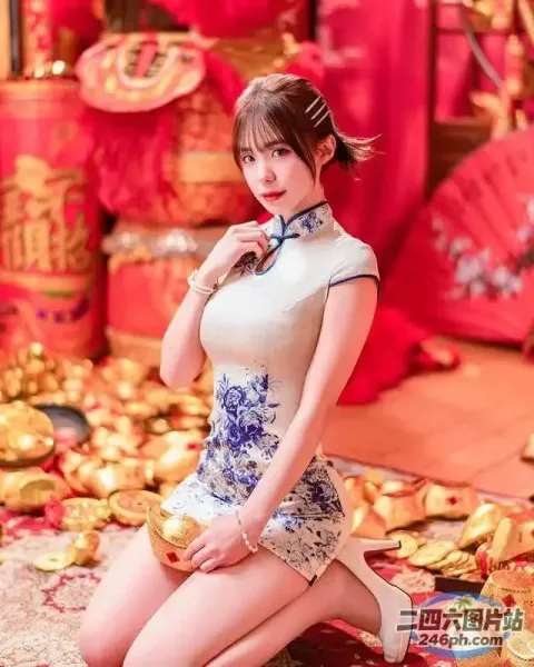 坐在地毯上的中式连衣裙的 araffe 女子