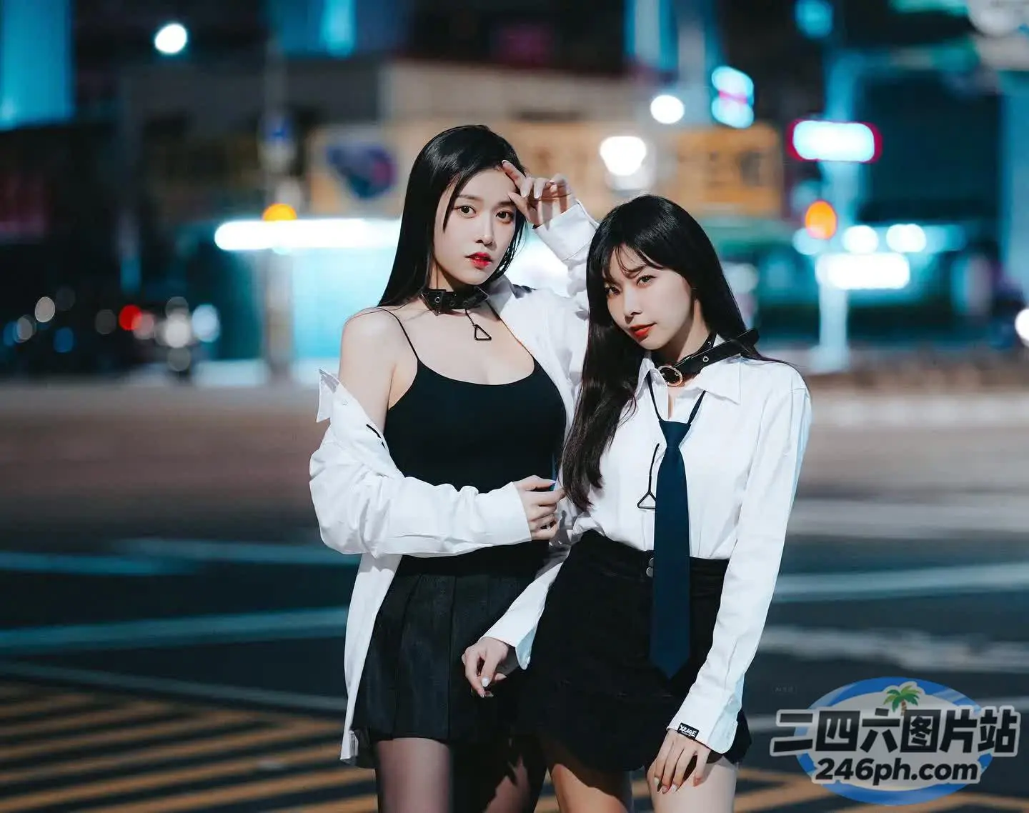 夜里，两名亚裔女性站在城市的街道上