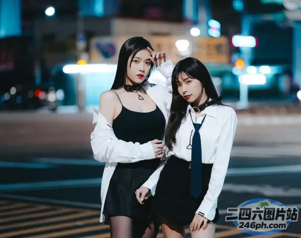 夜里，两名亚裔女性站在城市的街道上