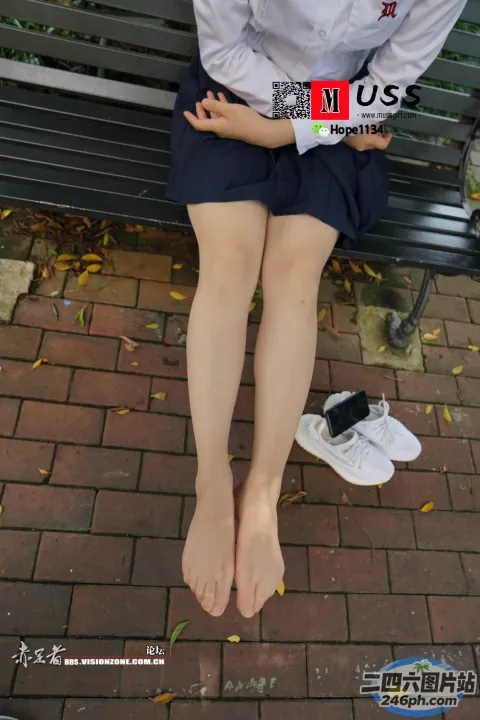 有个女人坐在长凳上，双叉