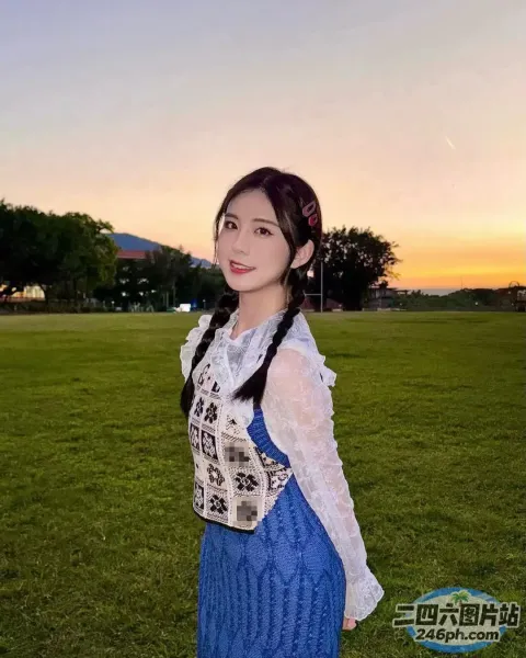 站在田野里的穿着蓝色连衣裙的阿拉夫德女人