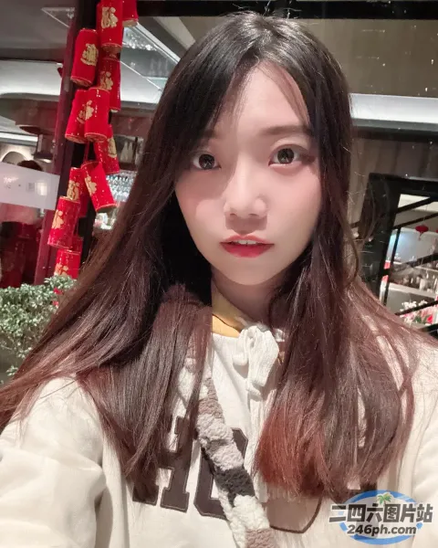 有一位女士在商店里摆姿势拍照