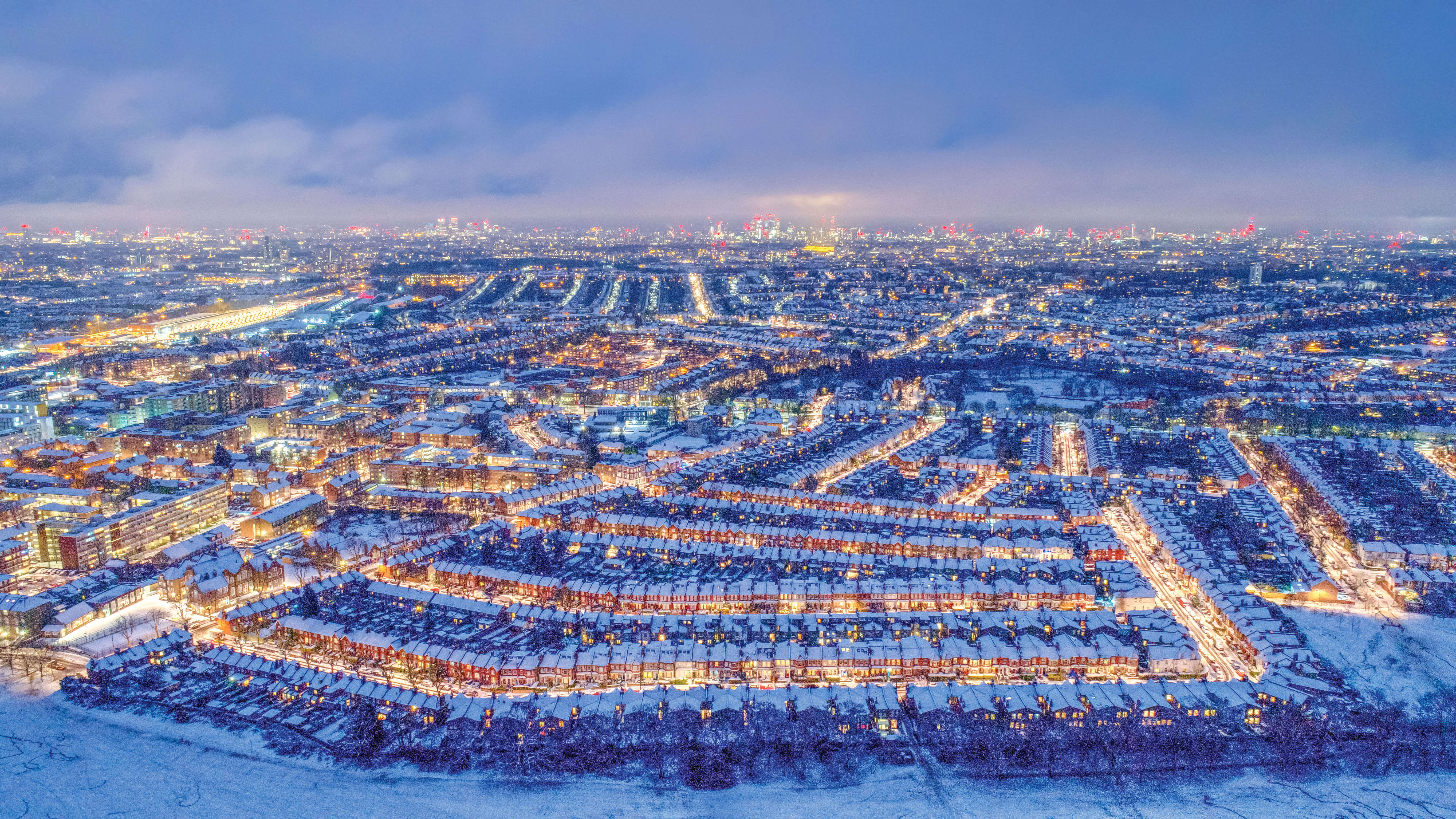 大雪纷飞的城市夜景