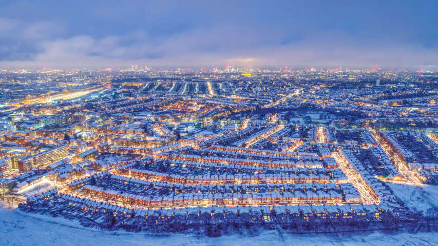 大雪纷飞的城市夜景
