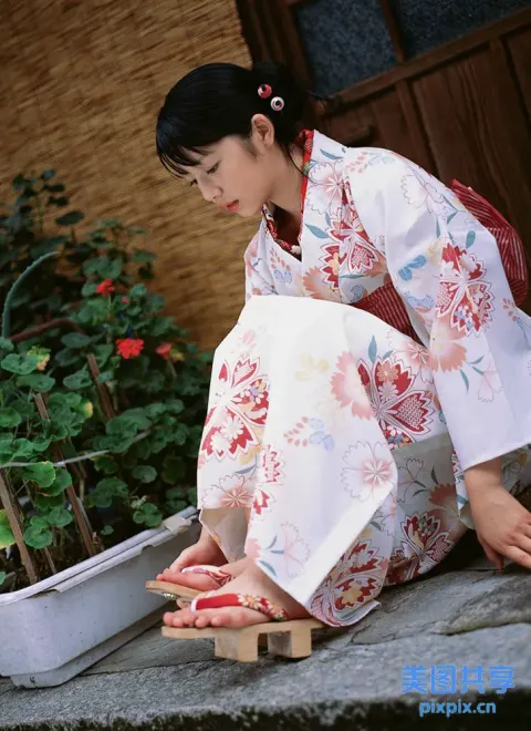 地上坐着一个穿着和服的女人