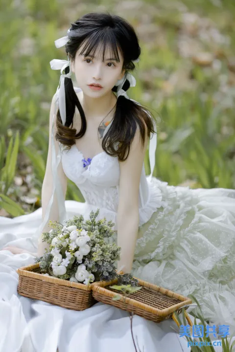 一个穿着白色连衣裙的女人拿着一篮花的特写