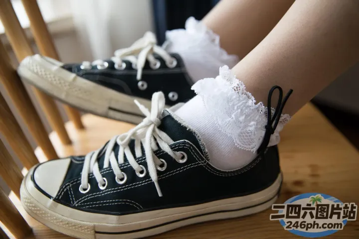 黑色运动鞋，白色蕾丝和白色袜子