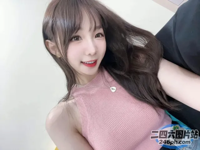 一位穿着粉红色上衣的长发女性的特写