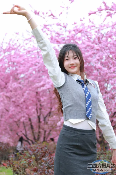 有个身穿校服的女人摆姿势拍照