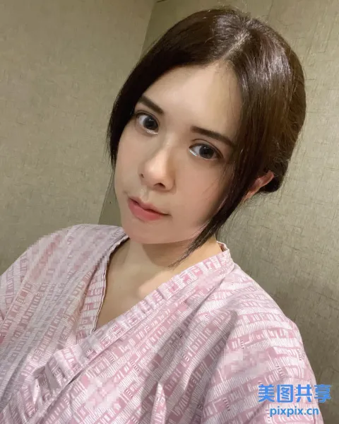 有个女人在浴室里自拍