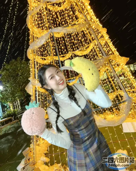 有一个女人拿着一个毛绒玩具和一个毛绒玩具