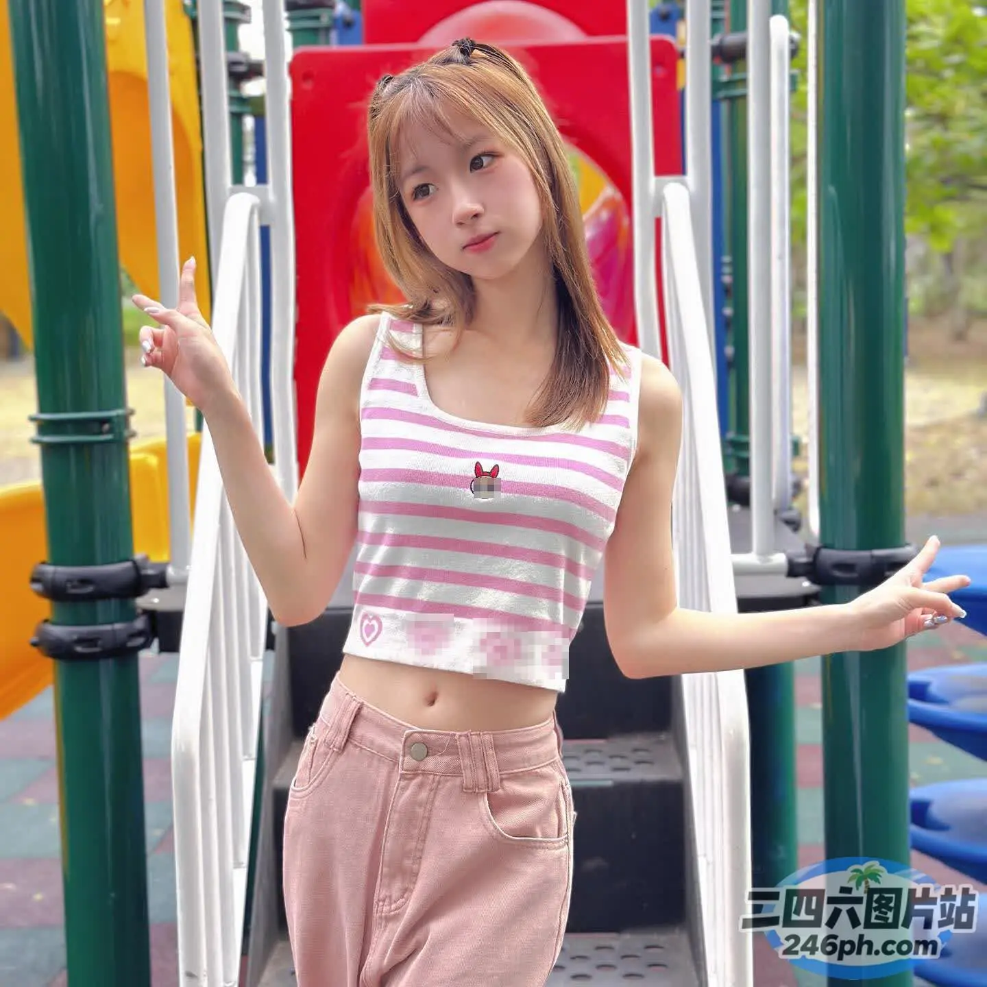 身穿粉色和白色条纹上衣的亚洲女孩站在场前