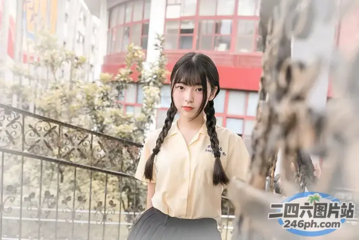 有个女人站在篱笆前，上面挂着一个牌子