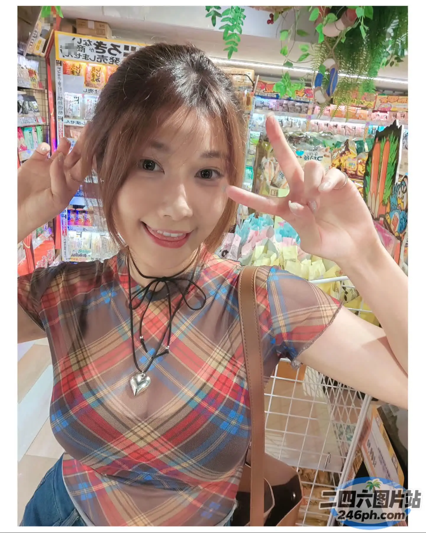 阿拉夫德亚裔妇女在商店里做和平手势