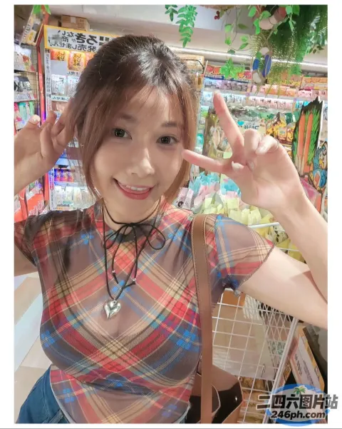 阿拉夫德亚裔妇女在商店里做和平手势