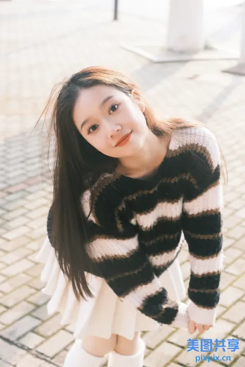 一个穿着连衣裙和及膝袜子的女人的特写