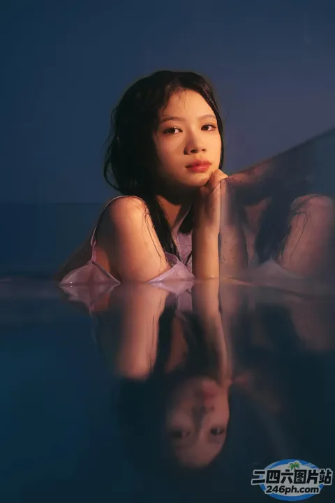 穿着粉红色连衣裙的阿拉夫德女人躺在玻璃桌上