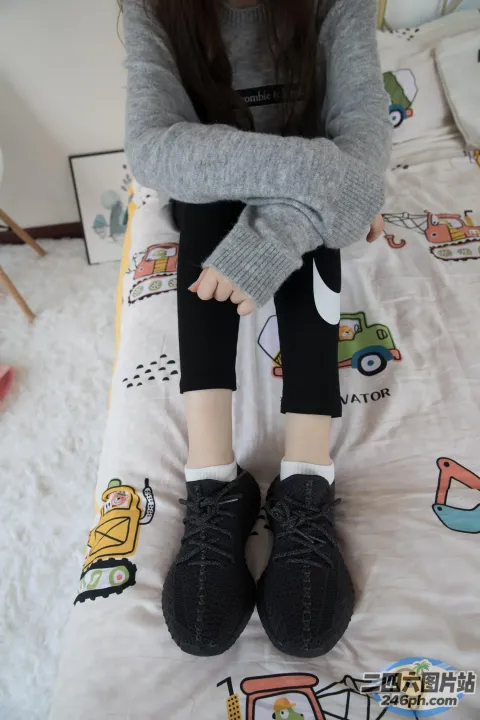 阿拉夫德女人坐在床上，双叉