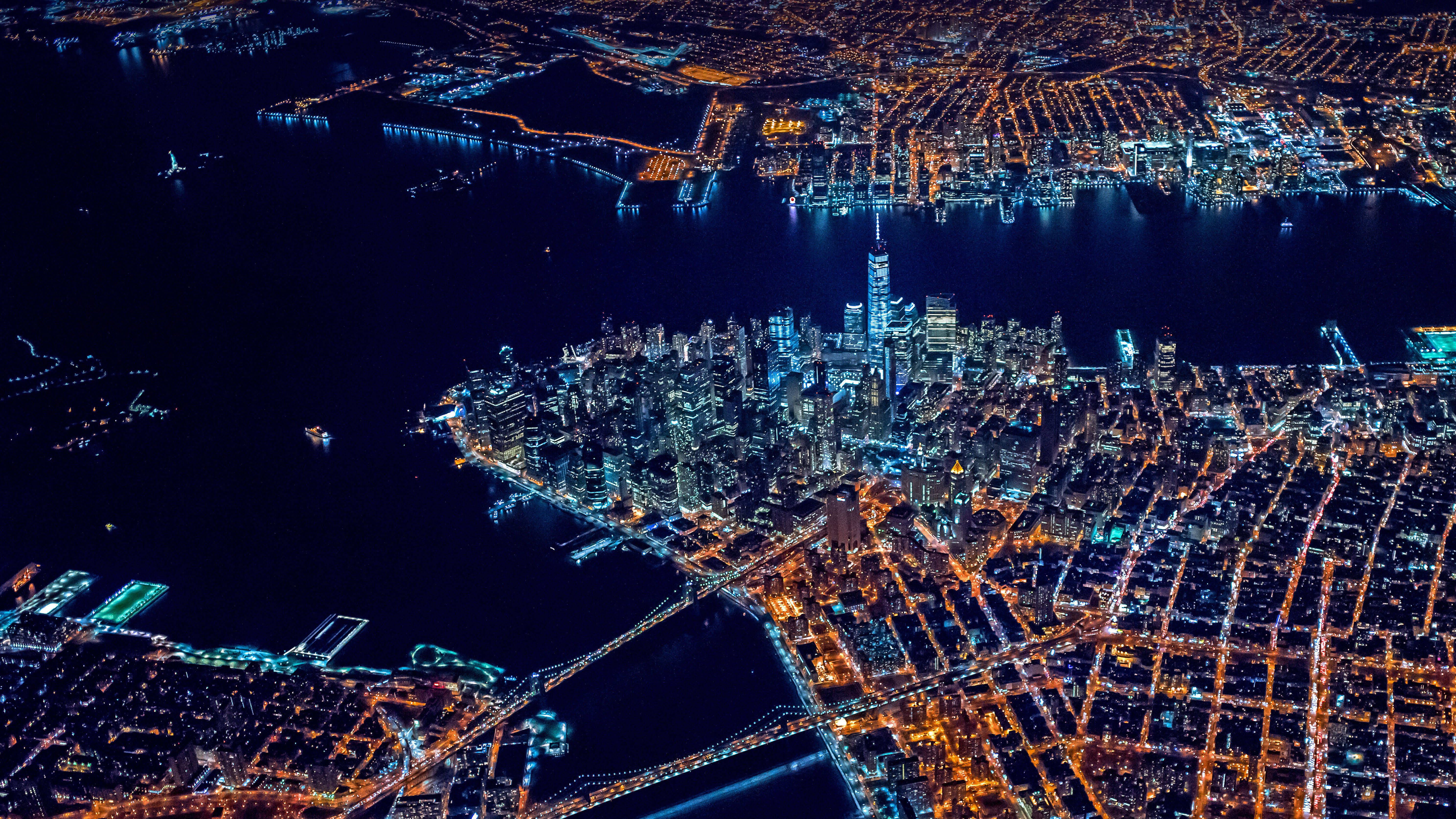 有河流和桥梁的城市夜景