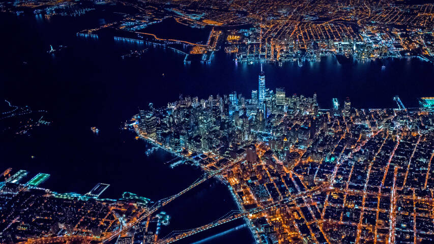 有河流和桥梁的城市夜景