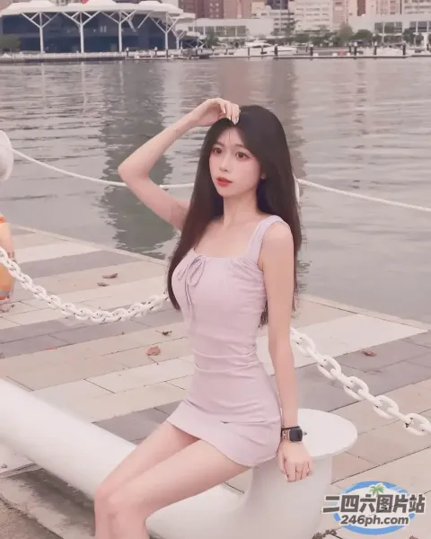 一名女子坐在水体旁的长凳上