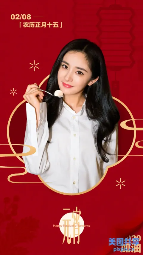 一个女人拿着勺子和叉子的特写