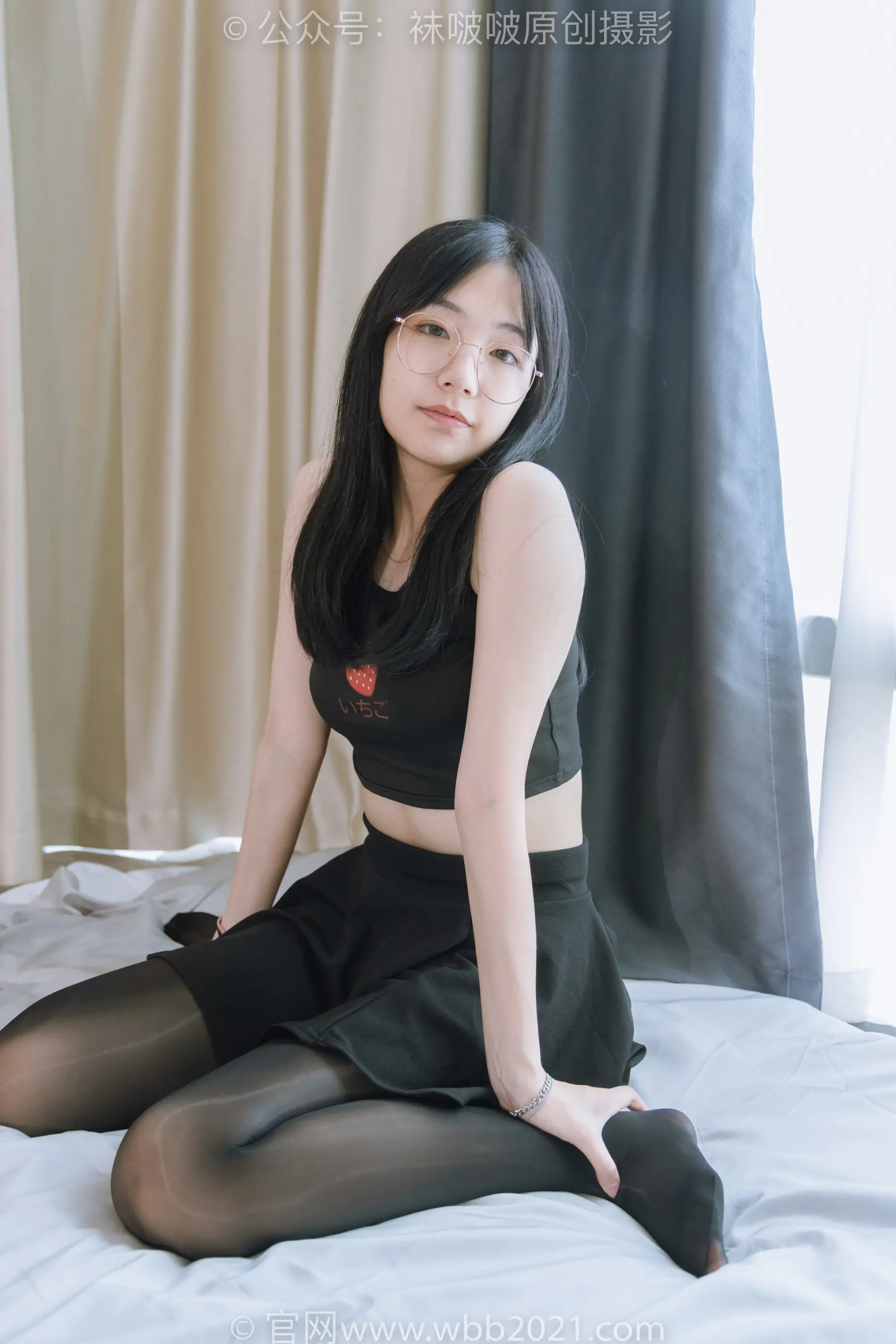 一个女人穿着紧身丝袜坐在床上的特写