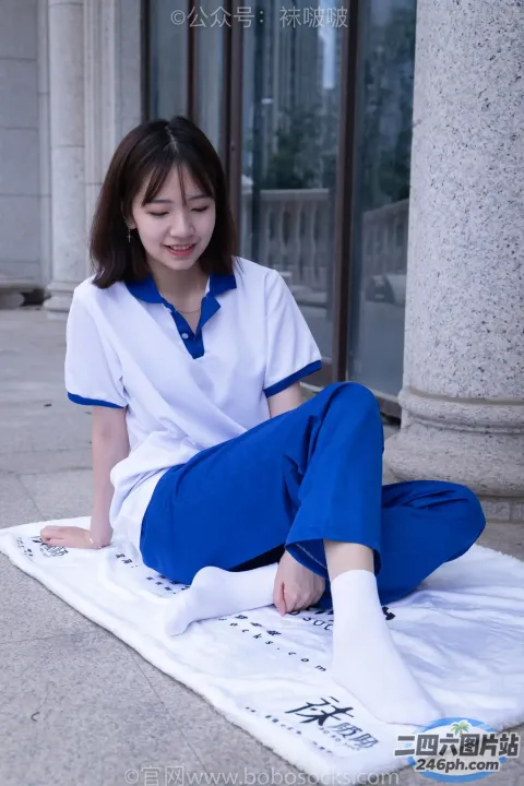 阿拉夫德女人坐在地上的毛巾上，双腿交叉