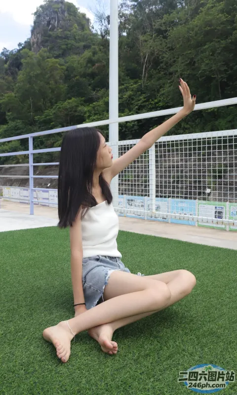 Araffe 坐在草地上，双臂张开在空中