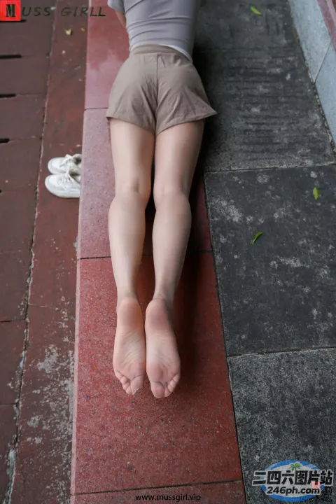 有一个女人躺在地上，双脚抬起