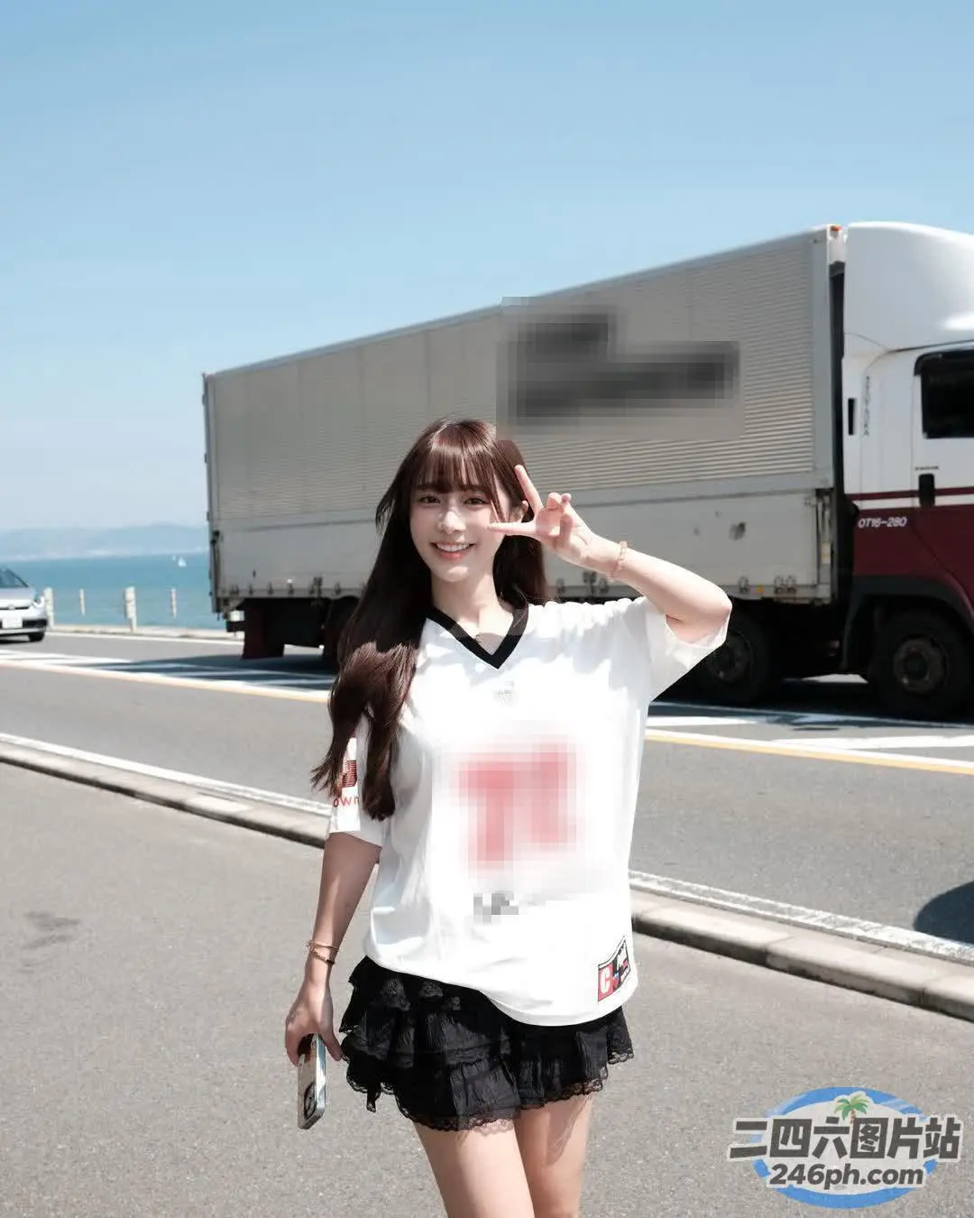 穿着白衬衫走在街上的阿拉夫德女人