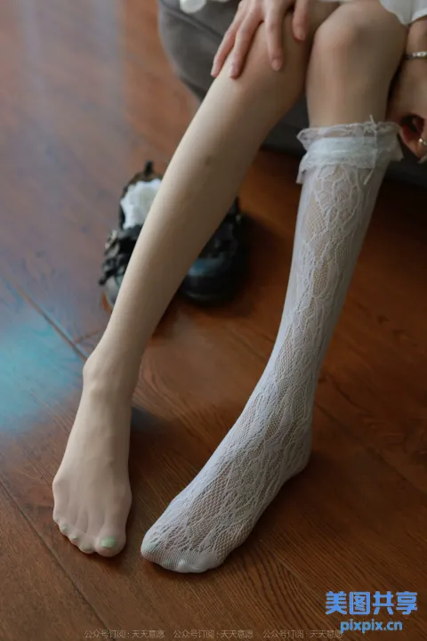 双腿交叉坐在地板上的阿拉菲德女人