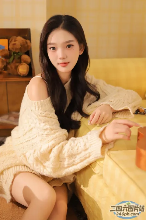 阿拉菲女人坐在沙发上，背景是一只泰迪熊