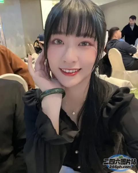黑发刘海的 araffe 女人坐在椅子上