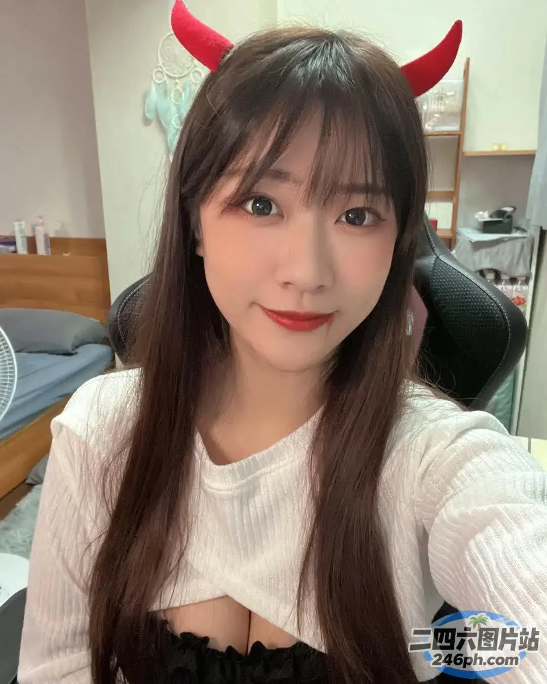 有一个头上长着角的女人摆姿势拍照