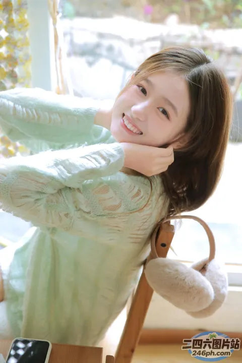 有个女人坐在椅子上，手里拿着一只泰迪熊