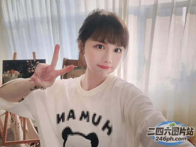 身穿白衬衫的阿拉夫德女子举着和平标语