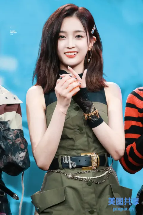 阿拉夫 身穿绿色连衣裙拿着手机的亚洲女人