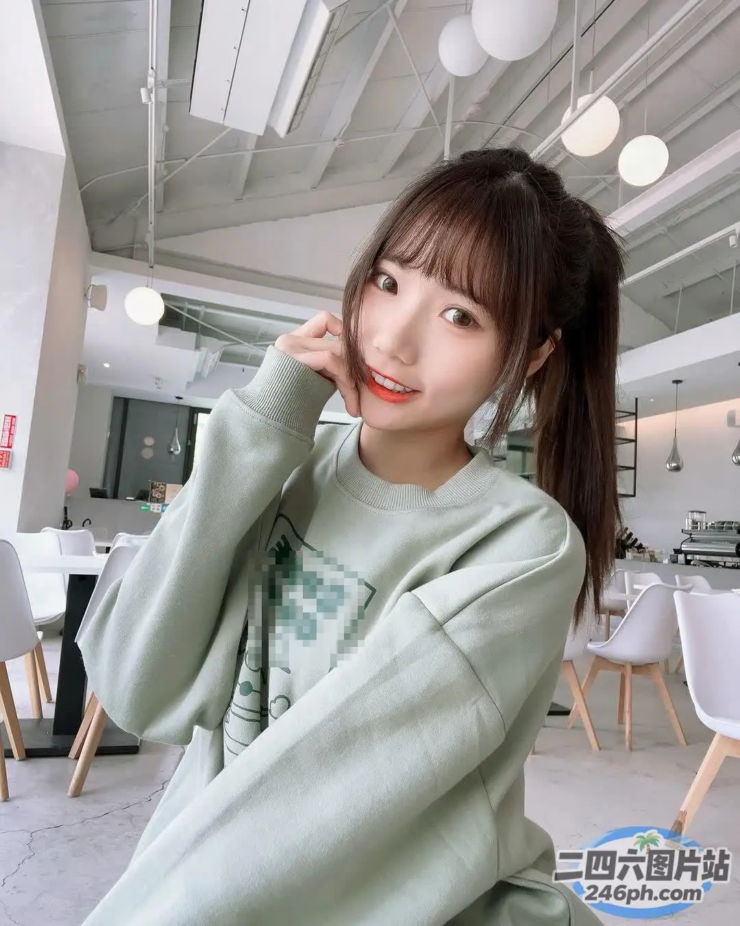 穿着绿色毛衣坐在餐厅里的 arafed 亚洲女子