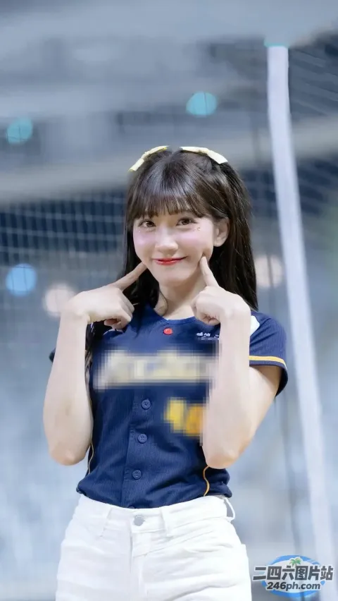 身穿蓝色衬衫和白色裤子的 Araffe 女孩合影留念