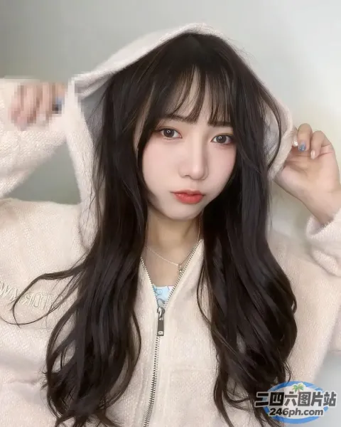 阿拉夫德亚洲女性，黑色长发，穿着白色夹克