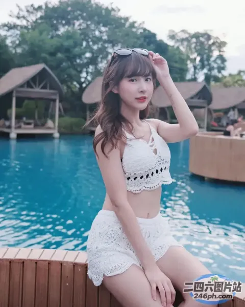 一个穿着白色比基尼上衣的女人坐在木制码头上