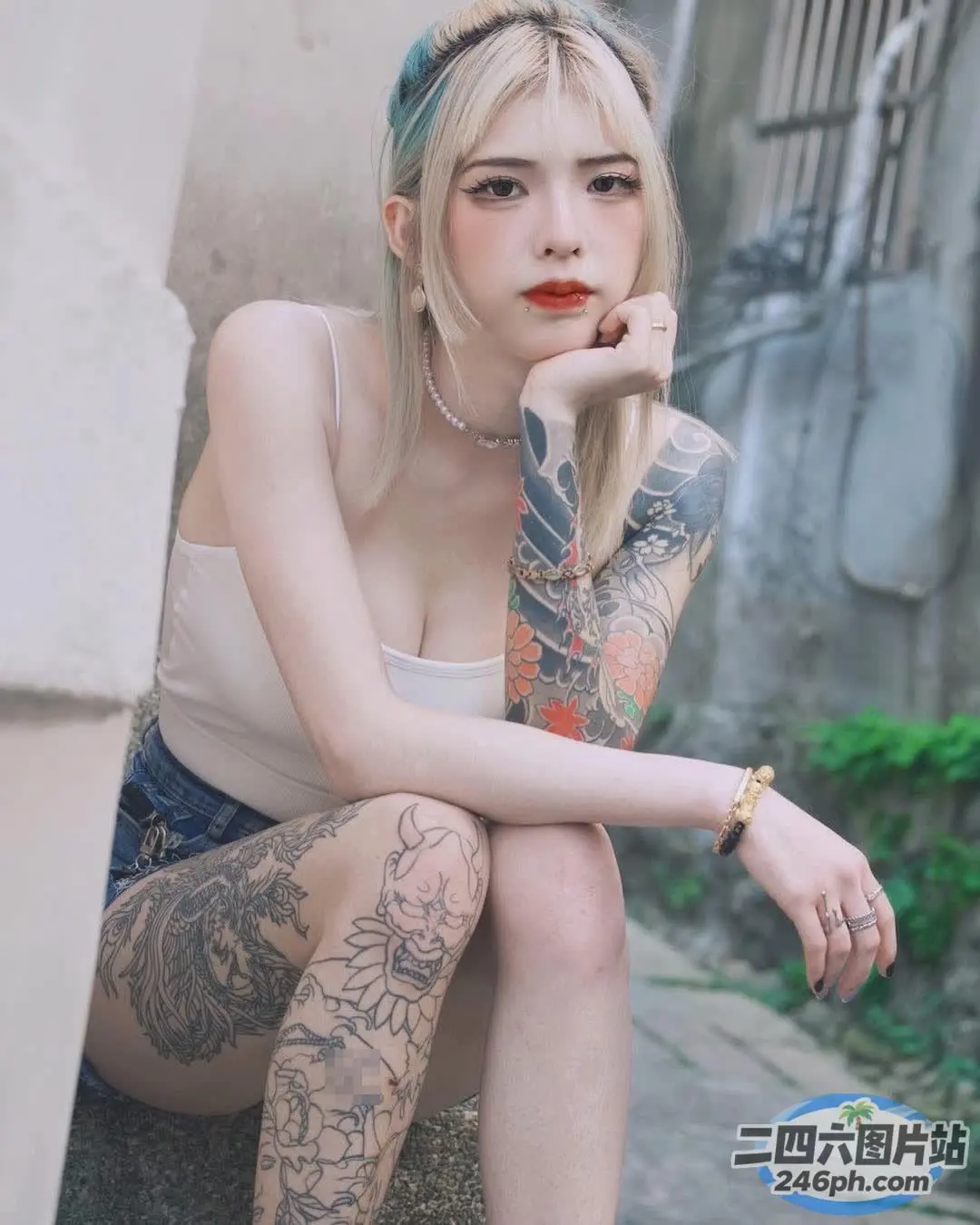阿拉夫德女人坐在窗台上，手里拿着香烟