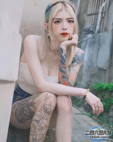 阿拉夫德女人坐在窗台上，手里拿着香烟