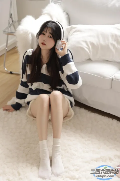 阿拉菲女孩坐在白色地毯上，拿着手机