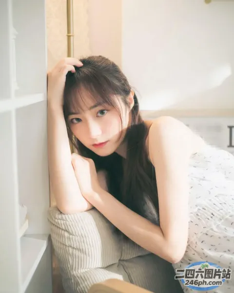 阿拉夫德女人靠在墙上，手放在头上