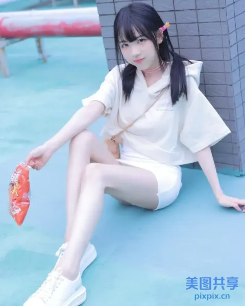 阿拉菲女孩坐在地上，手里拿着一只鞋