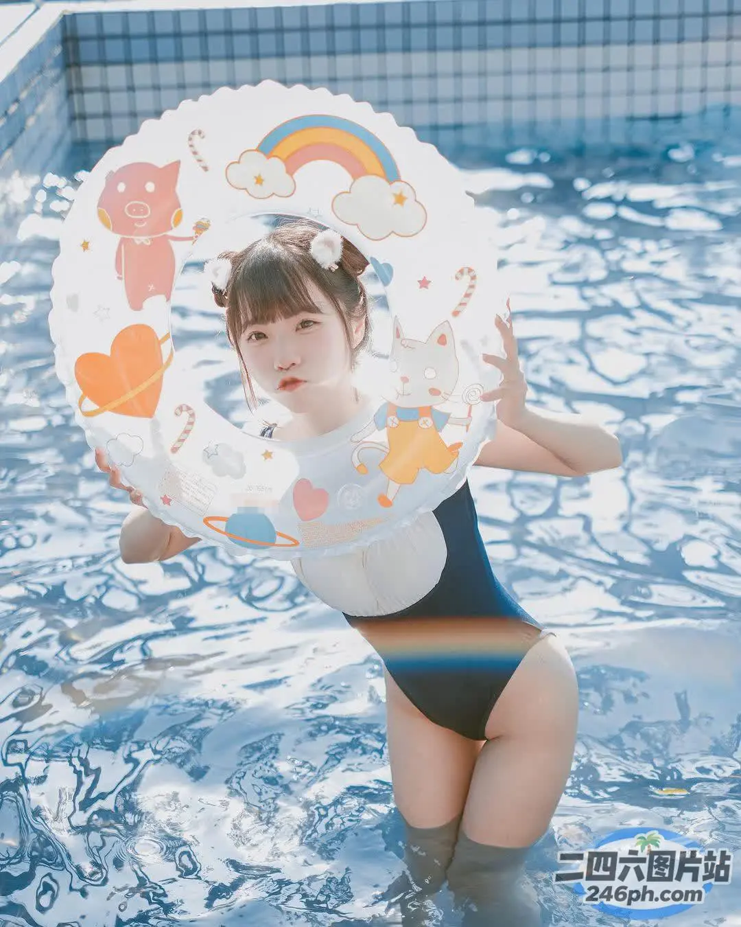 身穿泳衣的 Araffe 在泳池中撑着一把白色的雨伞